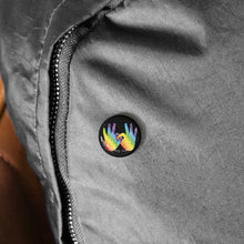 Charger l'image dans la galerie, Pin's noir "Solidarité" en langue des signes (10 pièces)