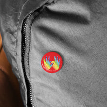 Charger l'image dans la galerie, Pin's rouge "Solidarité" en langue des signes (10 pièces)