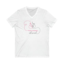 Charger l'image dans la galerie, T-shirt à col V unisexe "Mon amour est sourd"