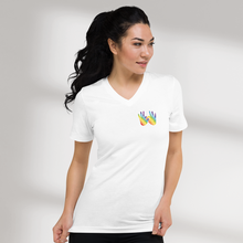 Charger l'image dans la galerie, T-shirt unisexe col V "Solidarité" en langue des signes