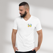 Charger l'image dans la galerie, T-shirt unisexe col V "Solidarité" en langue des signes