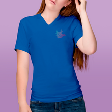 Charger l'image dans la galerie, T-shirt à col V unisexe "I love you" en langue des signes