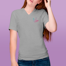 Charger l'image dans la galerie, T-shirt à col V unisexe "I love you" en langue des signes