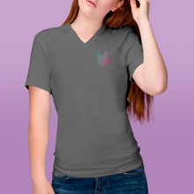 Charger l'image dans la galerie, T-shirt à col V unisexe "I love you" en langue des signes