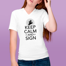 Charger l'image dans la galerie, T-shirt à col V unisexe "Keep calm and sign"