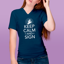 Charger l'image dans la galerie, T-shirt à col V unisexe "Keep calm and sign"