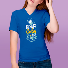 Charger l'image dans la galerie, T-shirt à col V unisexe "Keep calm and sign" 2