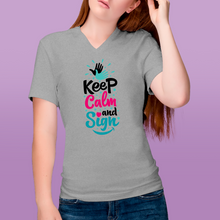 Charger l'image dans la galerie, T-shirt à col V unisexe "Keep calm and sign" 2