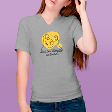 Charger l'image dans la galerie, T-shirt à col V unisexe "L'œil sert d'oreille au Sourd"