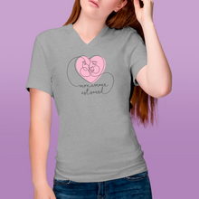 Charger l'image dans la galerie, T-shirt à col V unisexe "Mon amour est sourd" 2