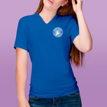 Charger l'image dans la galerie, T-shirt à col V unisexe "Sign Power" 1