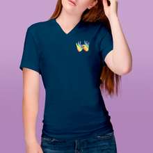 Charger l'image dans la galerie, T-shirt à col V unisexe "Solidarité" en langue des signes