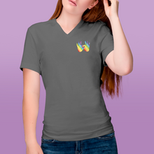 Charger l'image dans la galerie, T-shirt à col V unisexe "Solidarité" en langue des signes