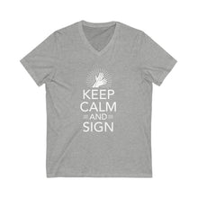 Charger l&#39;image dans la galerie, T-shirt à col V unisexe &quot;Keep calm and sign&quot;
