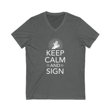 Charger l&#39;image dans la galerie, T-shirt à col V unisexe &quot;Keep calm and sign&quot;
