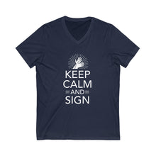 Charger l&#39;image dans la galerie, T-shirt à col V unisexe &quot;Keep calm and sign&quot;
