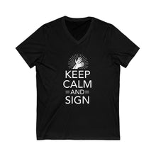 Charger l&#39;image dans la galerie, T-shirt à col V unisexe &quot;Keep calm and sign&quot;
