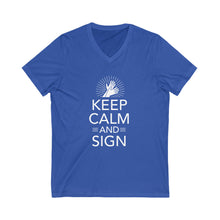 Charger l&#39;image dans la galerie, T-shirt à col V unisexe &quot;Keep calm and sign&quot;
