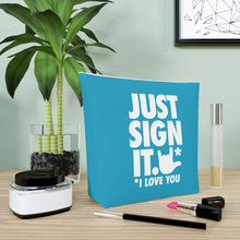 Charger l&#39;image dans la galerie, Sac à cosmétiques &quot;Just Sign it.&quot;
