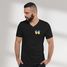 Charger l'image dans la galerie, T-shirt unisexe col V "Solidarité" en langue des signes
