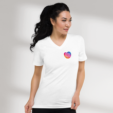 Charger l'image dans la galerie, T-shirt unisexe col V "Sourd.e mais pas muet.te"
