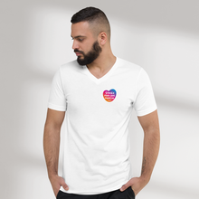 Charger l'image dans la galerie, T-shirt unisexe col V "Sourd.e mais pas muet.te"
