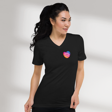 Charger l'image dans la galerie, T-shirt unisexe col V "Sourde mais pas muette"
