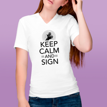 Charger l&#39;image dans la galerie, T-shirt à col V unisexe &quot;Keep calm and sign&quot;
