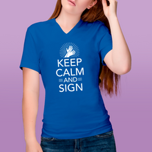 Charger l&#39;image dans la galerie, T-shirt à col V unisexe &quot;Keep calm and sign&quot;
