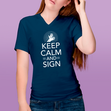 Charger l&#39;image dans la galerie, T-shirt à col V unisexe &quot;Keep calm and sign&quot;
