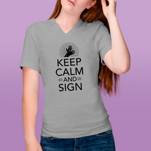 Charger l&#39;image dans la galerie, T-shirt à col V unisexe &quot;Keep calm and sign&quot;
