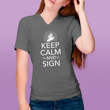 Charger l&#39;image dans la galerie, T-shirt à col V unisexe &quot;Keep calm and sign&quot;
