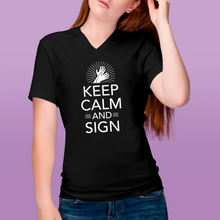 Charger l&#39;image dans la galerie, T-shirt à col V unisexe &quot;Keep calm and sign&quot;
