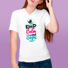 Charger l&#39;image dans la galerie, T-shirt à col V unisexe &quot;Keep calm and sign&quot; 2
