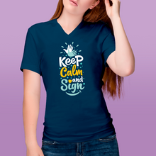 Charger l&#39;image dans la galerie, T-shirt à col V unisexe &quot;Keep calm and sign&quot; 2
