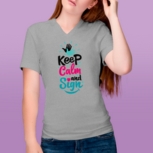 Charger l&#39;image dans la galerie, T-shirt à col V unisexe &quot;Keep calm and sign&quot; 2
