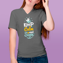 Charger l&#39;image dans la galerie, T-shirt à col V unisexe &quot;Keep calm and sign&quot; 2
