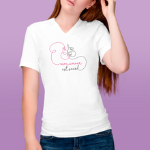 Charger l&#39;image dans la galerie, T-shirt à col V unisexe &quot;Mon amour est sourd&quot;
