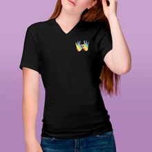 Charger l&#39;image dans la galerie, T-shirt à col V unisexe &quot;Solidarité&quot; en langue des signes
